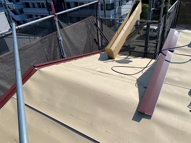 スレート屋根から横暖ルーフを使った屋根カバー工事を行いました！川口市屋根カバー工事　横暖ルーフαｓ　ニチハ　センタールーフ　スレートボロボロ　ガルバリウム鋼板　